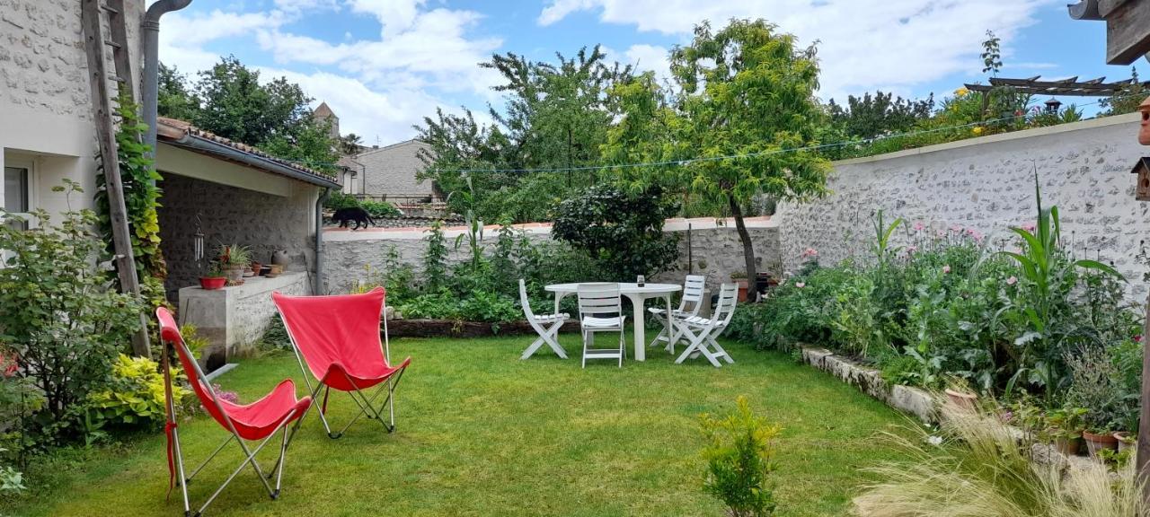 Suite De Charme Dans Une Maison Charentaise Cozes Buitenkant foto